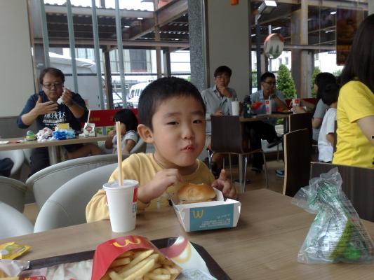 麦当劳妈妈吃瓜,温馨家庭生活剪影